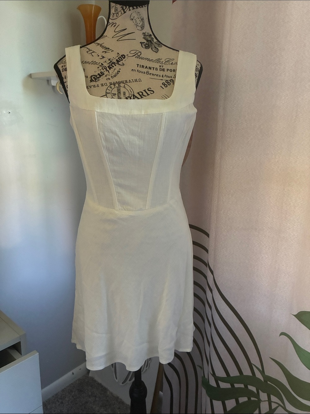 Square-Neck White Mini Dress with Structured Bodice Flowy